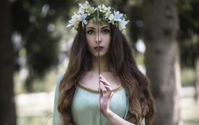 Красивая девушка модель с мечом в руках