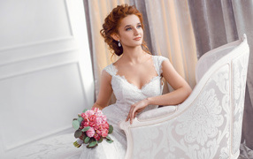 Красивая рыжеволосая девушка невеста в красивом свадебном платье