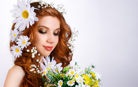Красивая рыжеволосая девушка с цветами в волосах