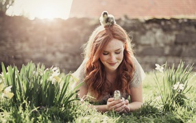 Красивая рыжеволосая девушка с маленькими цыплятами  