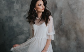 Красивая романтическая девушка брюнетка в белом платье