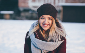 Красивая улыбающаяся девушка в зимней шапке