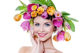 Красивая улыбающаяся девушка с венком со свежих тюльпанов на голове
