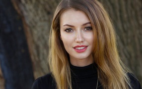 Красивая улыбающаяся девушка с карими глазами 