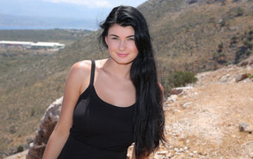 Красивая молодая брюнетка в черном