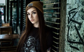 Красивая молодая девушка в шапке с пирсингом в носу