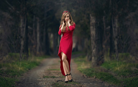 Красивая молодая девушка в красном платье 