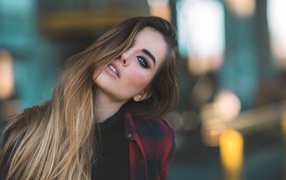 Красивая молодая девушка с длинными волосами 