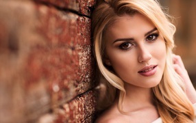 Девушка блондинка с карими глазами 