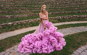 Девушка блондинка в красивом пышном розовом платье 