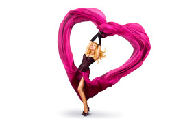 Девушка блондинка создает образ сердца из ткани, фото на белом фоне 