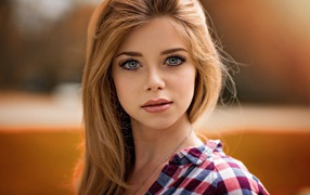 Девушка блондинка с красивыми голубыми глазами 