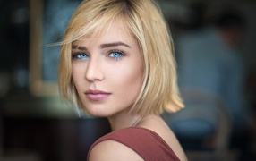 Девушка блондинка с короткой стрижкой и голубыми глазами 