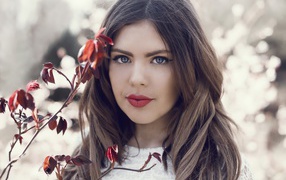 Голубоглазая красивая девушка брюнетка с красными губами