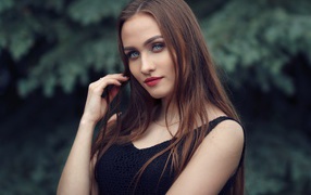 Голубоглазая девушка брюнетка в черном платье