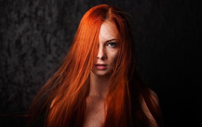 Голубоглазая девушка с огненно рыжими волосами 