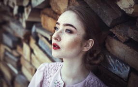 Голубоглазая девушка с веснушками на лице 