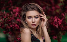 Яркая красивая девушка в цветастом платье