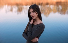 Кареглазая девушка брюнетка у водоема 