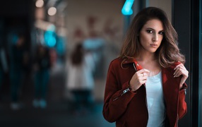 Кареглазая длинноволосая девушка брюнетка в красной куртке