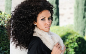 Девушка брюнетка с красивыми кудрявыми волосами