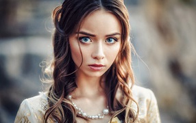 Девушка брюнетка с большими голубыми глазами 