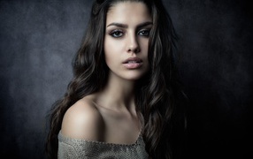 Нежная красивая девушка брюнетка с длинными волосами 