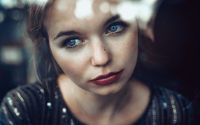 Нежная голубоглазая девушка с грустным лицом