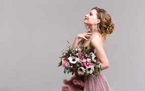 Нежная мечтательная девушка с букетом цветов анемоны