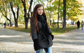 Нежная молодая девушка в пальто Эмили Блум