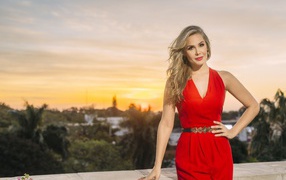 Эффектная девушка блондинка в красивом красном платье