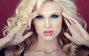 Эффектная блондинка с красивым ярким макияжем 