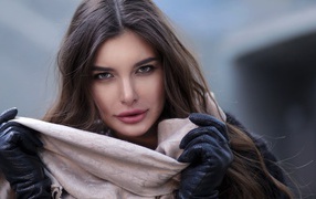 Русоволосая девушка в шарфе 