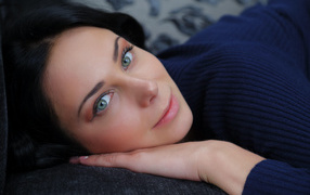 Нежный взгляд красивой голубоглазой девушки