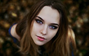 Девушка брюнетка с красивыми глазами 