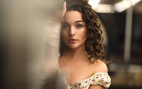 Девушка модель в цветастом сарафане