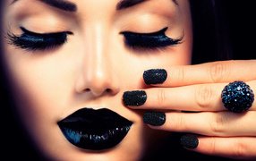 Девушка с красивым черным макияжем и черными ногтями