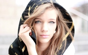 Девушка с голубыми глазами с капюшоном на голове