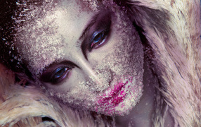 Девушка с ярким ледяным макияжем