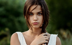 Зеленоглазая девушка с косой на голове