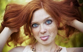 Рыжеволосая девушка с веснушками на лице