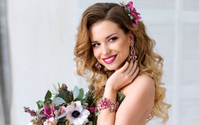 Улыбающаяся девушка с букетом цветов 