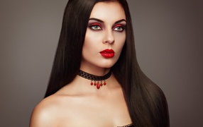 Эффектная брюнетка с ярким макияжем