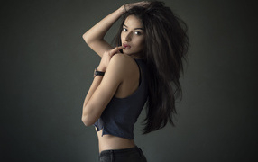 Эффектная девушка с длинными черными волосами