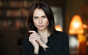 Стильная девушка брюнетка с длинными волосами 