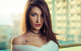 Стильная брюнетка с татуировкой в форме месяца 