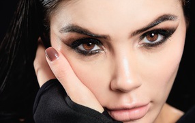 Лицо молодой девушки с выразительными глазами