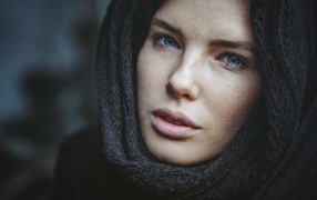 Взгляд настоящей голубоглазой девушки