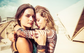 Две красивые молодые девушки