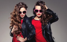 Две стильные брюнетки в кожаных куртках 